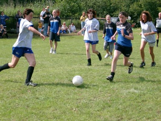 fussballturnier_frauen_u._jungs_2004__29_.jpg