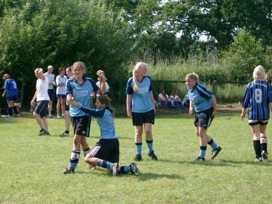 fussballturnier_frauen_u._jungs_2004__33_.jpg