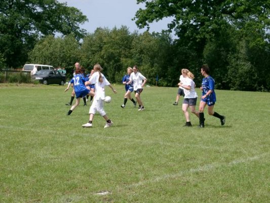 fussballturnier_frauen_u._jungs_2004__7_.jpg