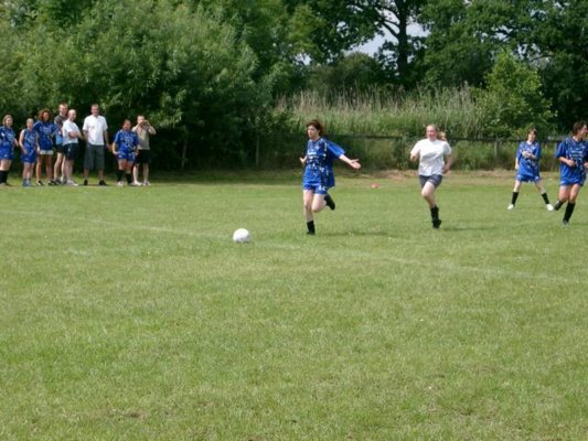 fussballturnier_frauen_u._jungs_2004__8_.jpg