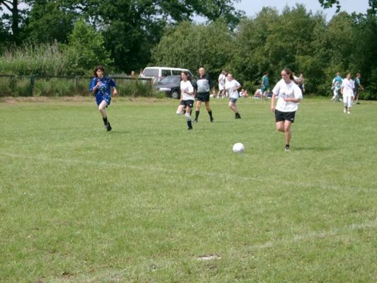 fussballturnier_frauen_u._jungs_2004__9_.jpg
