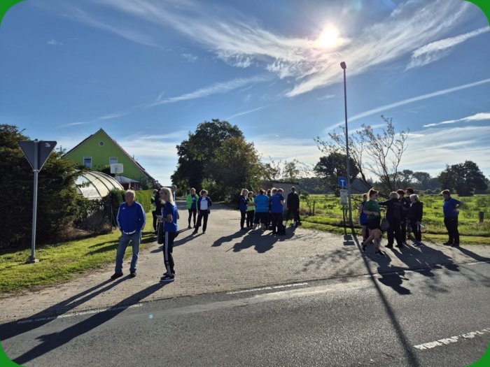Boßlerinnen und Boßler auf der Straße beim Jeverland Pokal