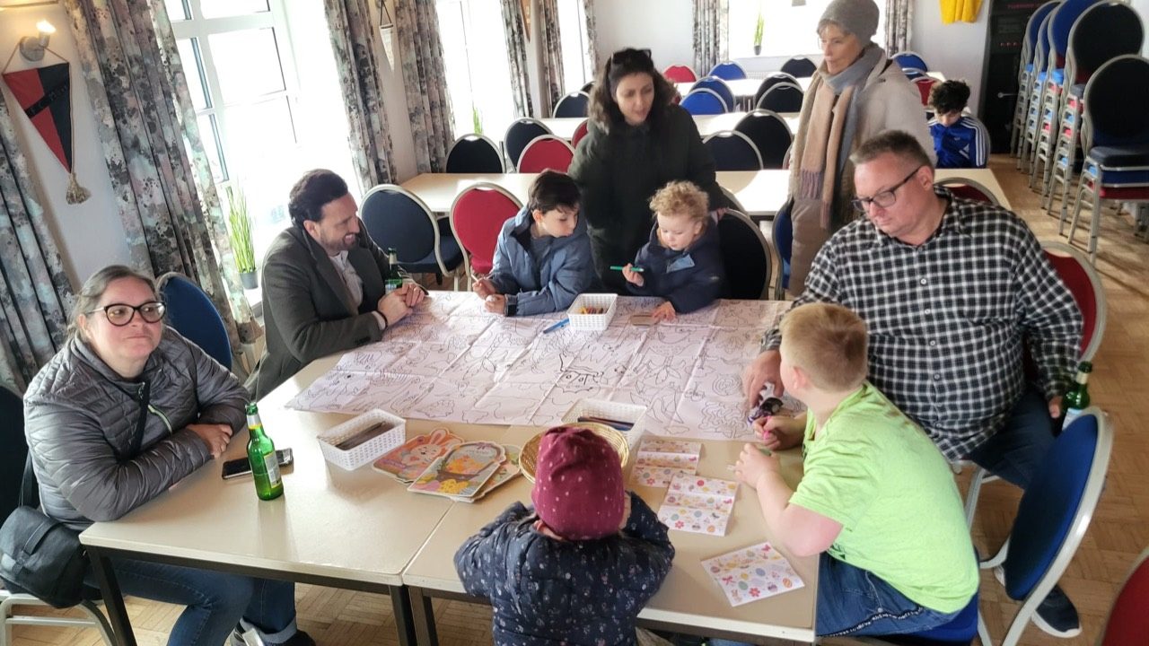 Kinder malen im Vereenshuus beim Osterfeuer