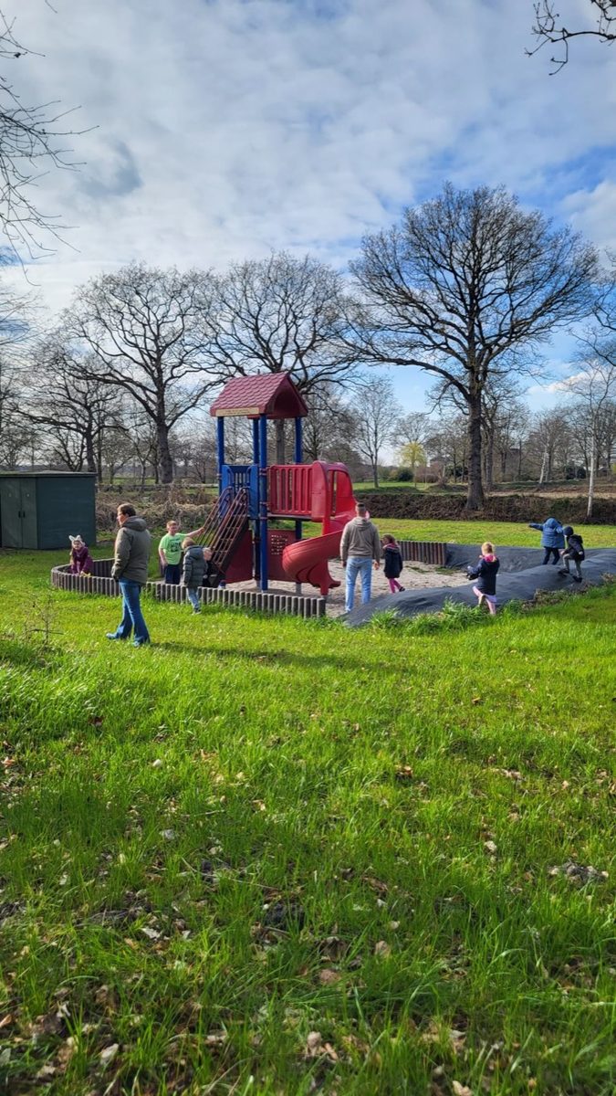 Kinder spielen am Spielplatz beim Osterfeuer