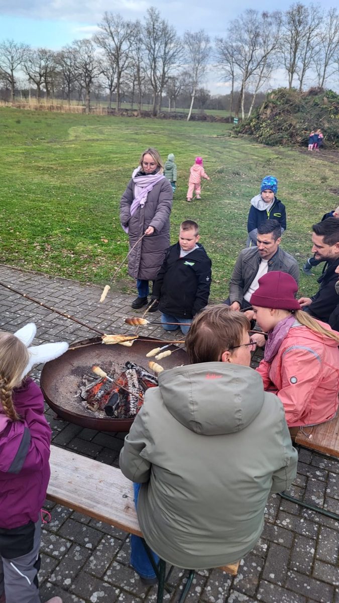 Stockbrotbacken an der Feuerschale